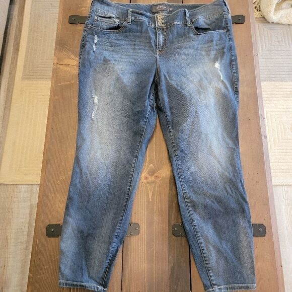 TORRID 24R High Rise Distressed Ankle Jegging - Picture 1 of 7